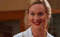 Laura Linney em cena ao lado de John Stewart na série Lanternas da DC Studios.