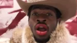 Lil Nas X chegando ao tribunal em Los Angeles durante audiência sobre acusações de agressão