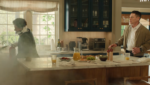 John Cena e Eric André em cena da comédia Little Brother da Netflix.