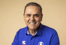 Luis Roberto durante transmissão esportiva da TV Globo antes de afastamento por problemas de saúde