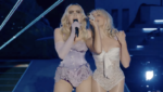 Madonna e Sabrina Carpenter cantando juntas no palco principal do Coachella.
