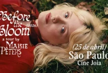 Maisie Peters se apresentando ao vivo em show com público durante turnê musical