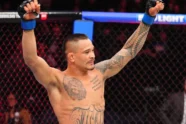 Marcio Ticotô desfere cruzado de esquerda contra Dennis Buzukja no UFC Winnipeg.