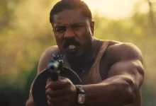 Michael B. Jordan e Adria Arjona sorriem durante a apresentação de Thomas Crown: A Arte do Crime no palco da CinemaCon.