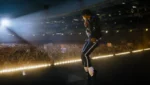 Cena da cinebiografia Michael com Jaafar Jackson caracterizado como Michael Jackson no palco