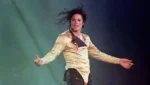 Retrato do cantor Michael Jackson em contexto de tribunal federal