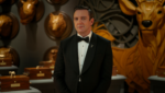 O apresentador Peter Serafinowicz em cenário do reality show Million Dollar Secret da Netflix.