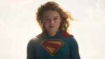 Milly Alcock durante entrevista sobre o filme Supergirl e críticas a filmes de super-heróis