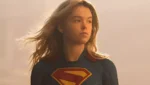 Milly Alcock caracterizada como Supergirl em produção da Warner Bros. Pictures.