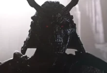 O ator Martyn Ford caracterizado como o vilão Shao Kahn no set de filmagens de Mortal Kombat 2.