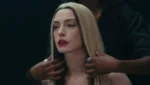 Anne Hathaway caracterizada como a cantora pop no filme Mother Mary da A24.