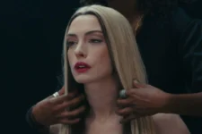 Anne Hathaway caracterizada como a cantora pop no filme Mother Mary da A24.