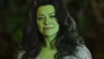 Tatiana Maslany como Jennifer Walters em cena de Mulher-Hulk, série de sucesso da Marvel Studios