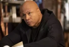 Os atores LL Cool J e Scott Caan posam juntos em evento da CBS para anunciar o novo spin-off NCIS: Nova York.