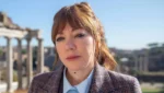 A personagem Philomena Cunk interpretada por Diane Morgan em cenário de documentário.