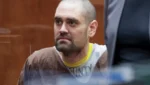 Nick Reiner em audiência no tribunal usando uniforme prisional no caso de homicídio dos pais