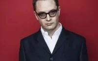 Nicolas Winding Refn em evento no Festival de Cannes durante divulgação de projetos.