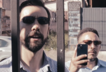 Cena da minissérie No Solo Inimigo apresentando os protagonistas Kaio e Brandão em um ambiente urbano de São Paulo.