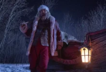 Noite Infeliz 2 com David Harbour como Papai Noel em cena de ação no shopping exibida na CinemaCon