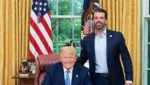 Donald Trump e Donald Trump Jr. na sala da Presidência na Casa Branca