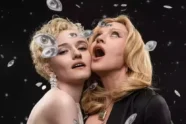 Madonna e Julia Garner durante gravações da segunda temporada de O Estúdio em Veneza