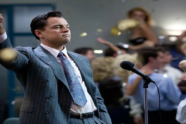 Jordan Belfort (Leonardo DiCaprio) em cena de “O Lobo de Wall Street” durante momento de ascensão em Wall Street, cercado por luxo e excesso financeiro.