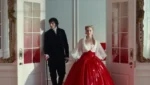Margot Robbie e Jacob Elordi caracterizados como Cathy e Heathcliff em O Morro dos Ventos Uivantes