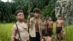 Garotos em uma ilha tropical na série O Senhor das Moscas da Netflix.