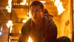 Glen Powell interpreta Ben Richards em “O Sobrevivente”, adaptação do romance de Stephen King.
