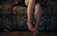 Bear utiliza o objeto sobrenatural One Wish Willow em cena do filme Obsessão.