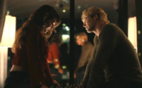 Allie e Dean em Off Campus: Amores Improváveis durante a segunda temporada do Prime Video.