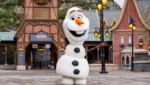 Robô Olaf de Frozen caindo na Disneylândia Paris