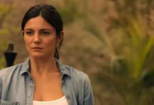 Monica Barbaro e Callum Turner em cena de romance durante trailer de One Night Only