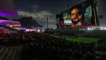 Público acompanha sessão de cinema ao ar livre diante da tela gigante do Open Air Brasil no Jockey Club Brasileiro.