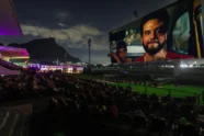 Público acompanha sessão de cinema ao ar livre diante da tela gigante do Open Air Brasil no Jockey Club Brasileiro.