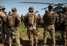 Agentes do Ibama em operação de fiscalização contra o desmatamento ilegal na floresta amazônica.