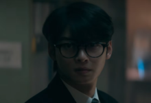 Cena de Os SUPERtontos com o elenco principal em Haeseong, destacando a comédia de ação.