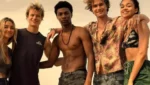 Elenco de Outer Banks no evento da Netflix comentando a 5ª temporada e o impacto da morte de JJ