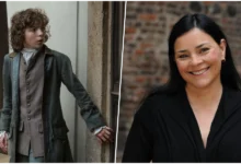 César Domboy como Fergus em cena da oitava temporada de Outlander antes do incêndio na gráfica.