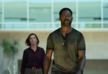 Cena da terceira temporada de Paradise com Xavier e Teri fora do bunker após evacuação