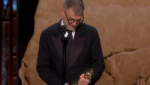 O diretor Paul Thomas Anderson segura suas estatuetas do Oscar nos bastidores da cerimônia.