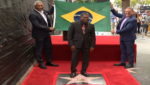 Paulinho da Costa durante cerimônia na Calçada da Fama de Hollywood onde recebeu uma estrela