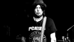 O guitarrista Phil Campbell no palco durante uma performance do Motörhead.