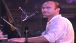 Phil Collins relembra problemas de saúde e recuperação após grave crise relacionada ao alcoolismo