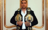 Alex “Poatan” Pereira em encarada antes de luta no UFC, focado no confronto contra Ciryl Gane.