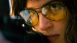 Protocolo de Extermínio destaca Adria Arjona em novo trailer do filme de ação da A24.