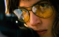 Protocolo de Extermínio destaca Adria Arjona em novo trailer do filme de ação da A24.