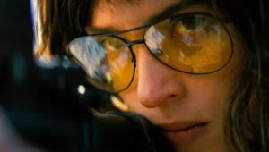 Protocolo de Extermínio destaca Adria Arjona em novo trailer do filme de ação da A24.
