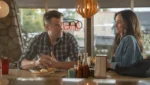 Josh Duhamel em cena de Ransom Canyon durante trama ambientada em cidade do Texas