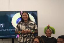 Cacique Raoni Metuktire em meio à floresta amazônica durante as gravações do documentário.